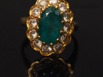 Vente aux enchères Bague marguerite en or jaune, sertie en son centre d'une émeraude ento