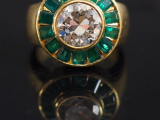 Vente aux enchères Bague dôme en or jaune, sertie en son centre d'un diamant taille ancie