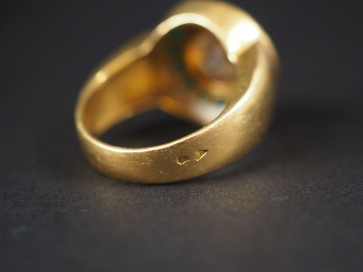 Bague dôme en or jaune, sertie en son centre d'un diamant taille ancie