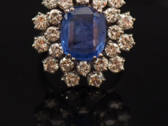 Vente aux enchères Bague en or blanc en forme de fleur, ornée en son centre d'un saphir e
