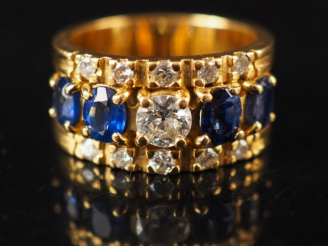 Vente aux enchères Bague jonc en or jaune, sertie en son centre d'un diamant de 0,3 ct en