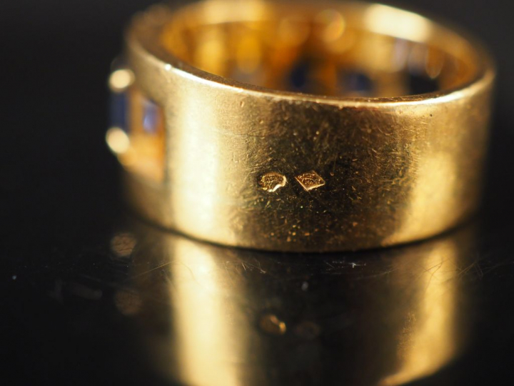 Bague jonc en or jaune, sertie en son centre d'un diamant de 0,3 ct en