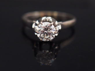 Vente aux enchères Bague solitaire en or blanc, sertie d'un diamant taille ancienne de 0,