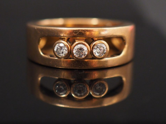 Vente aux enchères MESSIKA. Bague "Move" en or, orné de trois petits diamants mobiles. Si