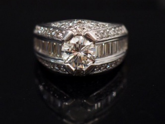 Vente aux enchères Bague dôme en or jaune, sertie en son centre d'un diamant d'environ 1,
