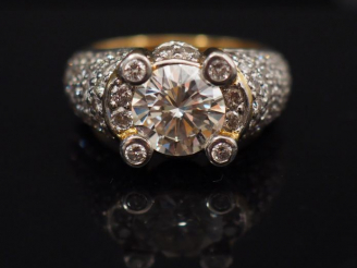 Vente aux enchères Bague en or jaune, sertie en son centre diamant d'environ 1,82 ct.  Mo