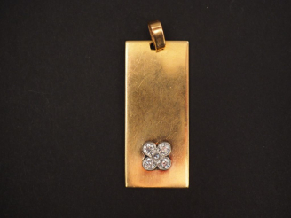 Vente aux enchères Pendentif de forme rectangulaire en or jaune et diamants, à décor de t