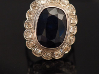 Vente aux enchères Bague marguerite en or blanc, sertie en son centre d'un saphir entouré