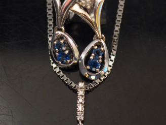 Vente aux enchères Parure en or blanc, saphirs et petits diamants. Comprenant :  - une pa