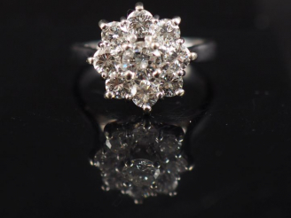 Vente aux enchères Bague marguerite en platine ornée en son centre d'un diamant de 0,2 ct