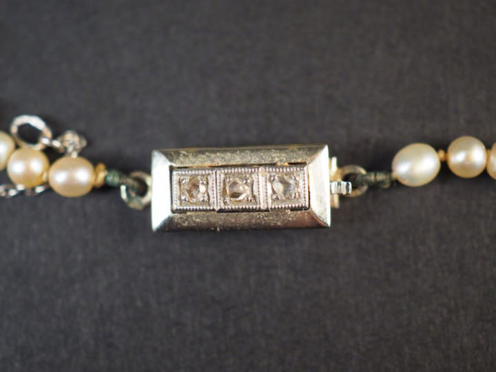 Collier de perles fines disposées en chute.  Joli fermoir en or blanc 