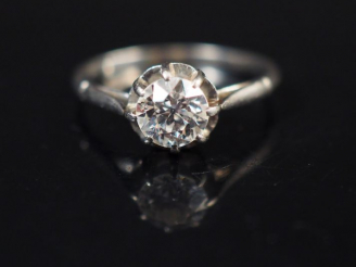 Vente aux enchères Petit bague en or blanc sertie d'un diamant taille ancienne de 0,5 ct 