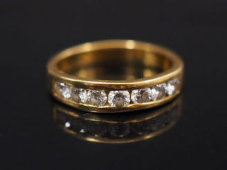 Vente aux enchères Demi alliance américaine en or jaune, sertie de sept petits diamants. 