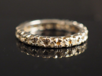 Vente aux enchères Alliance américaine en or blanc et diamants.  TDD. 54 1/2 Poids tel. 3