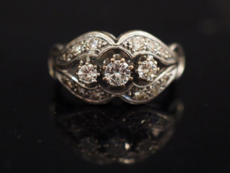 Vente aux enchères Bague pont en or blanc 14K, sertie de trois diamants centraux entourés