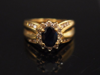 Vente aux enchères Bague en or jaune, sertie en son centre d'un saphir entouré de petits 
