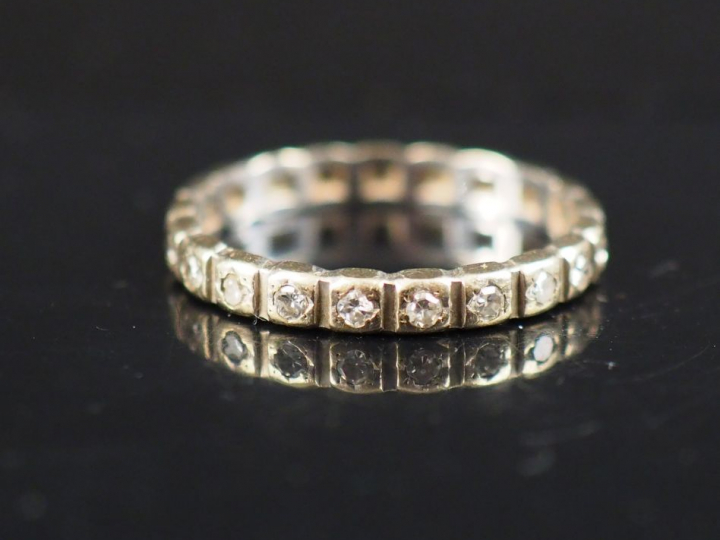 Alliance américaine en or blanc et petits diamants. TDD. 52 Poids tel.