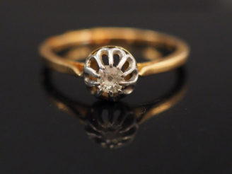 Vente aux enchères Bague en or jaune, sertie d'un petit diamant taillé en rose de 0,1 ct 