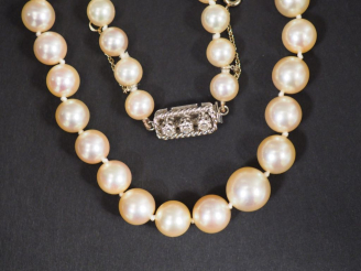 Vente aux enchères Collier de perles de culture.  Joli fermoir en or blanc, serti de troi