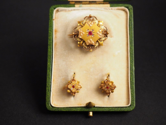 Vente aux enchères Parure Napoléon III en or jaune, pierre de couleur et petits éclats de