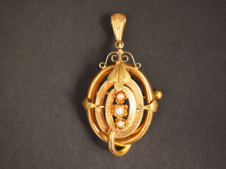 Vente aux enchères Pendentif Napoléon III transformable en broche en or jaune et perles. 