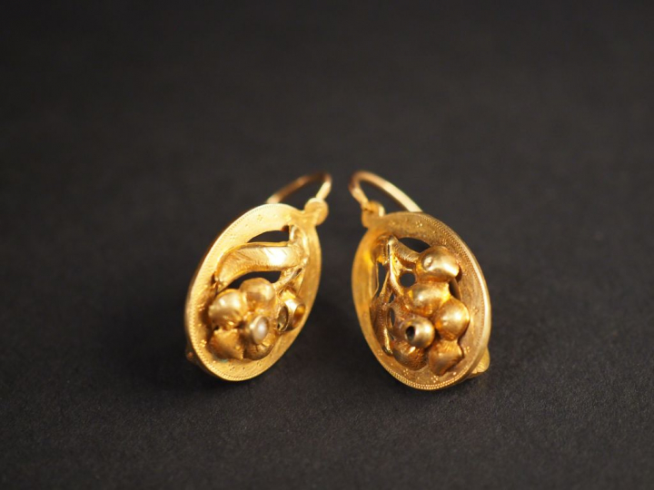 Paire de perces oreilles Napoléon III en or jaune et perle, à décor de