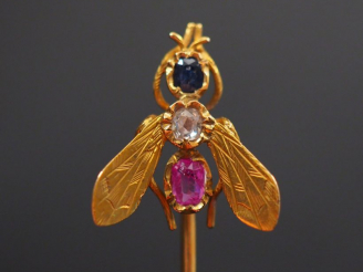 Vente aux enchères Epingle à cravate en or jaune, à décor d'une mouche sertie d'un diaman