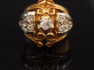Vente aux enchères Bague de style 1940 en or jaune et pierres à l'imitation du diamant. T
