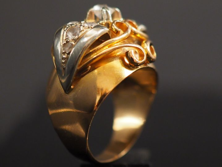 Bague de style 1940 en or jaune et pierres à l'imitation du diamant. T