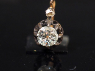 Vente aux enchères Perce-oreille en or jaune serti d'un petit diamant taillé en rose et d