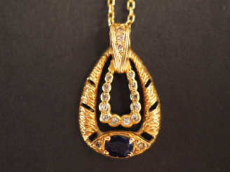 Vente aux enchères Pendentif et sa chaine en or jaune. Le pendentif à décor de petits dia