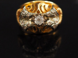 Vente aux enchères Bague en or jaune et pierres à l'imitation du diamant. Jolie monture a
