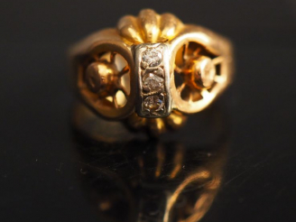 Vente aux enchères Bague en or jaune, ornée en son centre d'une ligne de trois petits dia