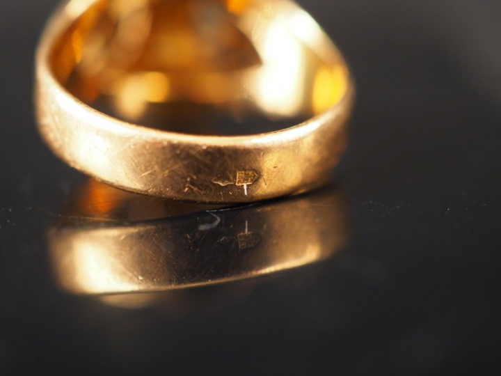 Bague en or jaune, ornée en son centre d'une ligne de trois petits dia