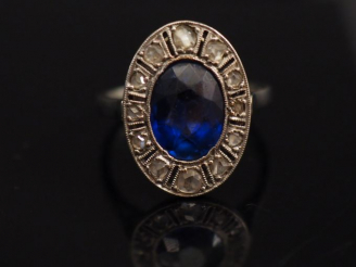 Vente aux enchères Bague de style Art déco en or blanc, sertie en son centre d'une pierre