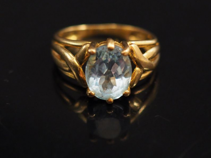 Bague en or jaune, sertie en son centre d'une pierre bleue.  TDD. 46  