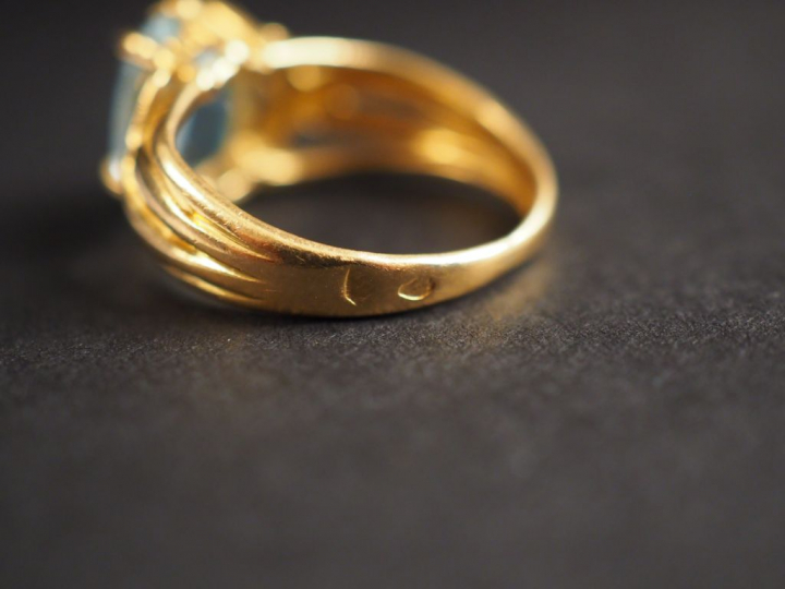 Bague en or jaune, sertie en son centre d'une pierre bleue.  TDD. 46  