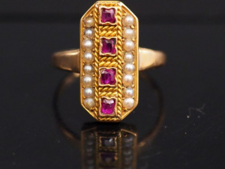 Vente aux enchères Bague marquise en or jaune, perles et pierres de couleur.  TDD. 51 Poi