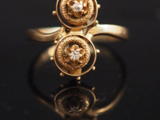 Vente aux enchères Bague "Toi   Moi" en or jaune, sertie de deux petites roses.  TDD. 55 