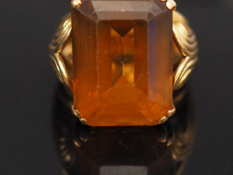 Vente aux enchères Bague en or jaune, sertie d'un quartz.  Jolie monture ajourée.  TDD. 5