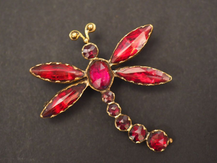 Broche en or jaune et grenats, en forme de libellule. 3,5 x 3,5 cm Poi