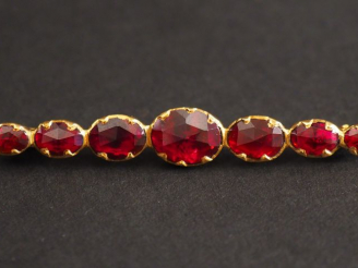Vente aux enchères Broche barrette en or jaune et grenats en serti clos.  Long. 6 cm Poid