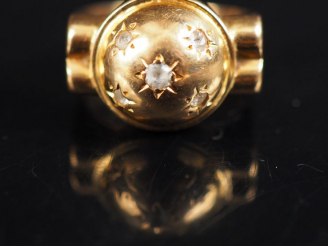 Vente aux enchères Bague dôme en or jaune, sertie de petites pierres à l'imitation du dia