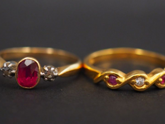 Vente aux enchères Ensemble comprenant :  - une bague en or jaune, sertie en son centre d