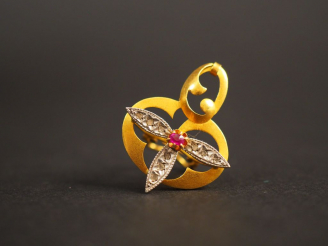 Vente aux enchères Bouton de col en or jaune et pierres.  Poids tel. 2,63 g