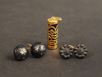 Vente aux enchères Deux paires de perces oreilles en or jaune et composition.  Poids tel.