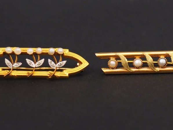 Ensemble comprenant :  - une broche en or jaune, à décor de feuilles e