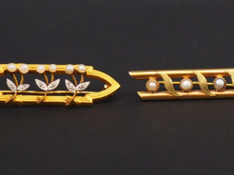 Vente aux enchères Ensemble comprenant :  - une broche en or jaune, à décor de feuilles e