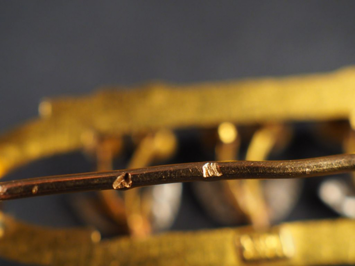 Ensemble comprenant :  - une broche en or jaune, à décor de feuilles e