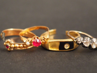 Vente aux enchères Ensemble comprenant :  - une bague en or jaune et émail noir, orné d'u